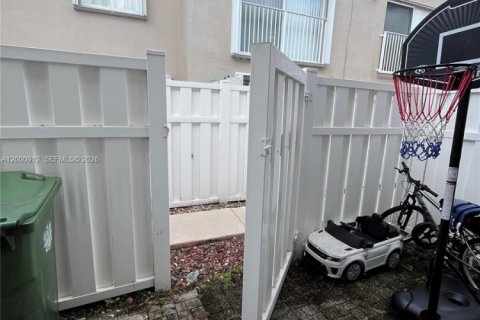 Снять в аренду таунхаус в Уэстон, Флорида 2 спальни, 107.58м2, № 2065120 - фото 24