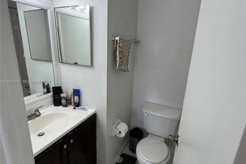 Снять в аренду таунхаус в Уэстон, Флорида 2 спальни, 107.58м2, № 2065120 - фото 12