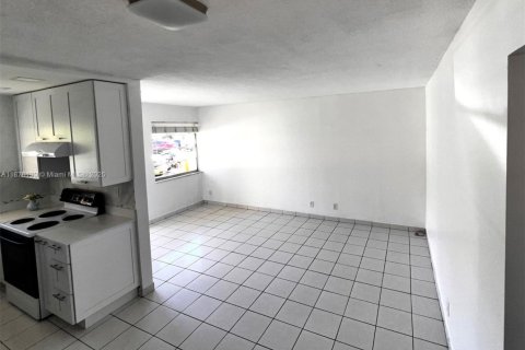 Condo in Hollywood, Florida, 1 bedroom № 1980572 - photo 5