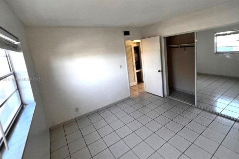 Condo in Hollywood, Florida, 1 bedroom № 1980572 - photo 6