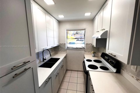 Condo in Hollywood, Florida, 1 bedroom № 1980572 - photo 9