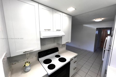 Condo in Hollywood, Florida, 1 bedroom № 1980572 - photo 10