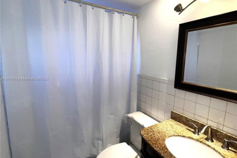 Condo in Hollywood, Florida, 1 bedroom № 1980572 - photo 17