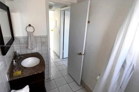 Condo in Hollywood, Florida, 1 bedroom № 1980572 - photo 14