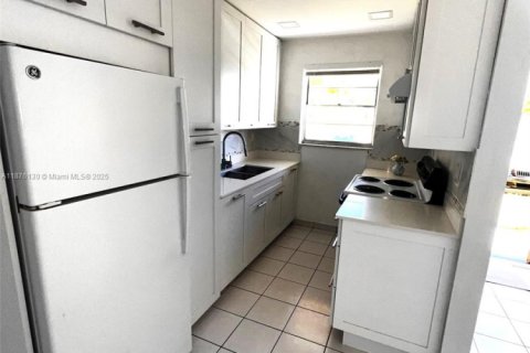 Condo in Hollywood, Florida, 1 bedroom № 1980572 - photo 7
