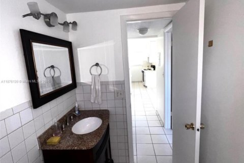 Condo in Hollywood, Florida, 1 bedroom № 1980572 - photo 15