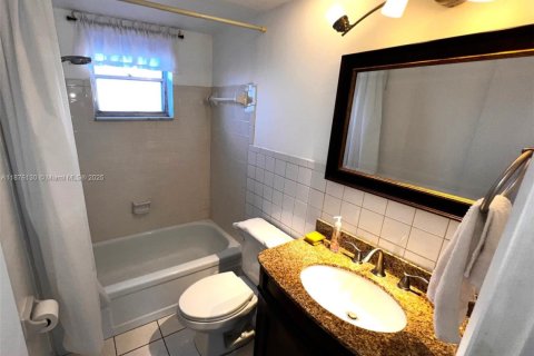 Condo in Hollywood, Florida, 1 bedroom № 1980572 - photo 16