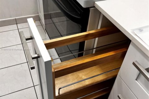 Condo in Hollywood, Florida, 1 bedroom № 1980572 - photo 12