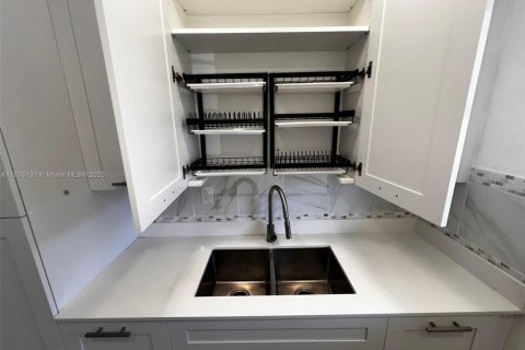Condo in Hollywood, Florida, 1 bedroom № 1980572 - photo 11