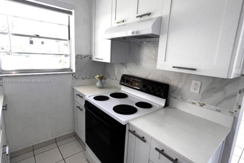 Condo in Hollywood, Florida, 1 bedroom № 1980572 - photo 8