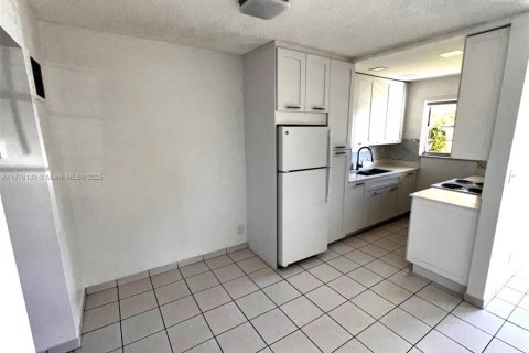 Condo in Hollywood, Florida, 1 bedroom № 1980572 - photo 4