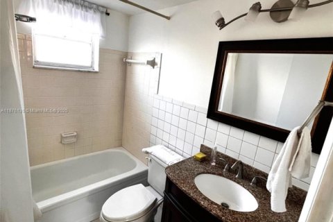 Condo in Hollywood, Florida, 1 bedroom № 1980572 - photo 13