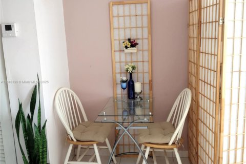 Condo in Hollywood, Florida, 1 bedroom № 1980572 - photo 18