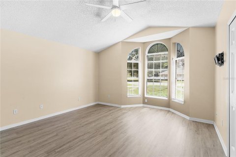 House in Lady Lake, Florida 3 bedrooms, 132.76 sq.m. № 2217281 - photo 8