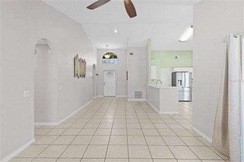 House in Lady Lake, Florida 3 bedrooms, 132.76 sq.m. № 2217281 - photo 3