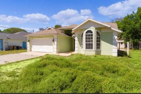 House in Lady Lake, Florida 3 bedrooms, 132.76 sq.m. № 2217281 - photo 2