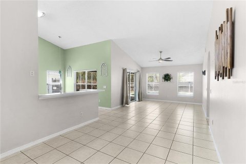 House in Lady Lake, Florida 3 bedrooms, 132.76 sq.m. № 2217281 - photo 4