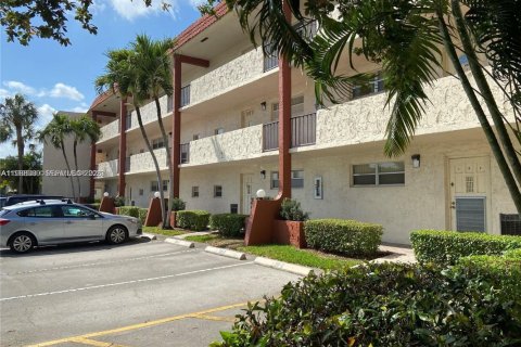 Кондоминиум с 2 спальнями в Пемброк-Пайнс, Флорида № 2053204