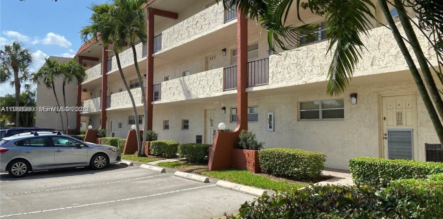 Кондоминиум с 2 спальнями в Пемброк-Пайнс, Флорида № 2053204