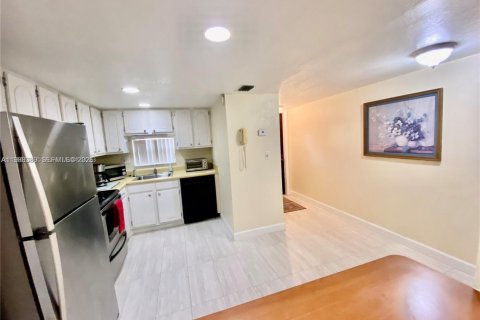 Купить кондоминиум в Пемброк-Пайнс, Флорида 2 спальни, 108.7м2, № 2053204 - фото 3