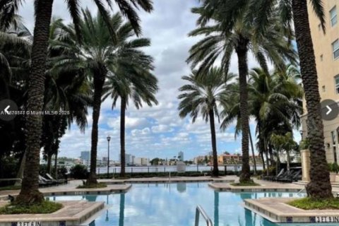 Condo in Sunny Isles Beach, Florida, 1 bedroom  № 1897856 - photo 1