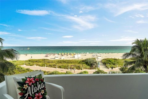 Снять в аренду кондоминиум в Майами-Бич, Флорида 3 спальни, 83.8м2, № 1990066 - фото 2