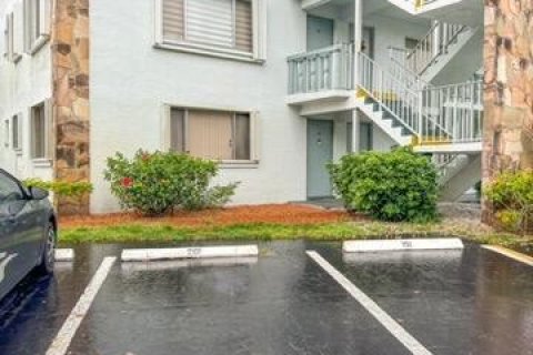 Condominio en alquiler en Palm Springs, Florida, 2 dormitorios, 85.47 m2 № 1228581 - foto 1