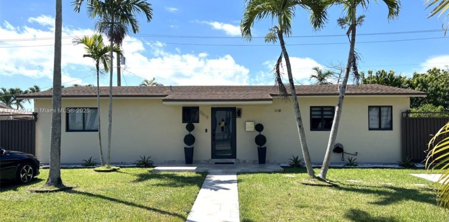 House in Miami, Florida 3 bedrooms, 161.28 sq.m. № 1727189