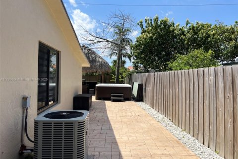 House in Miami, Florida 3 bedrooms, 161.28 sq.m. № 1727189 - photo 24