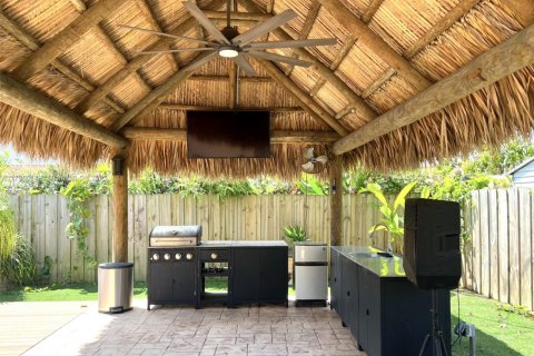 House in Miami, Florida 3 bedrooms, 161.28 sq.m. № 1727189 - photo 16