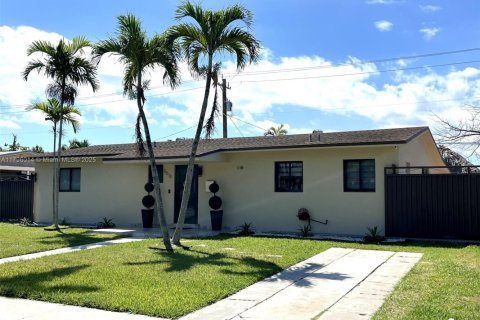 House in Miami, Florida 3 bedrooms, 161.28 sq.m. № 1727189 - photo 2