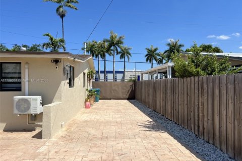 House in Miami, Florida 3 bedrooms, 161.28 sq.m. № 1727189 - photo 5