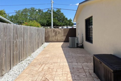 House in Miami, Florida 3 bedrooms, 161.28 sq.m. № 1727189 - photo 25