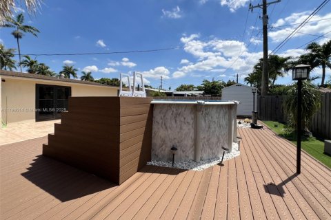 House in Miami, Florida 3 bedrooms, 161.28 sq.m. № 1727189 - photo 12