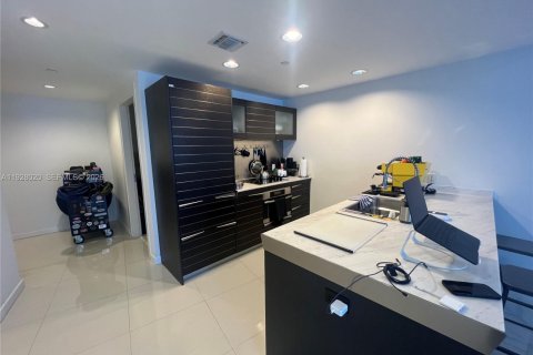 Condo in Miami, Florida, 1 bedroom  № 1997622 - photo 10