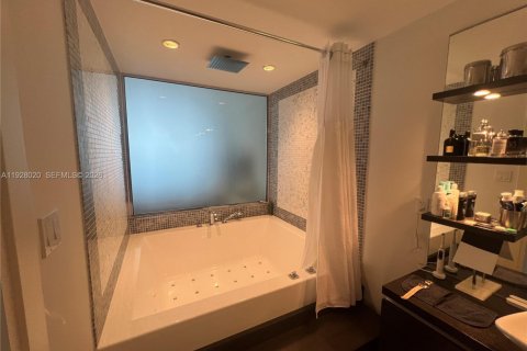 Condo in Miami, Florida, 1 bedroom  № 1997622 - photo 18