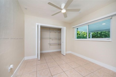 House in Miami, Florida 3 bedrooms, 130.34 sq.m. № 2002669 - photo 2