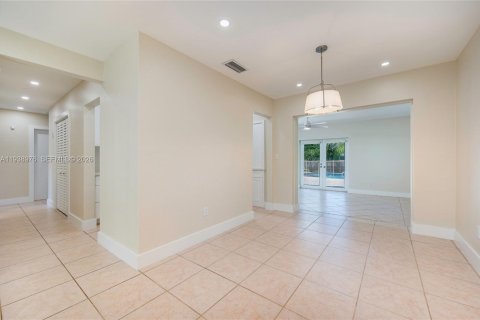 House in Miami, Florida 3 bedrooms, 130.34 sq.m. № 2002669 - photo 17