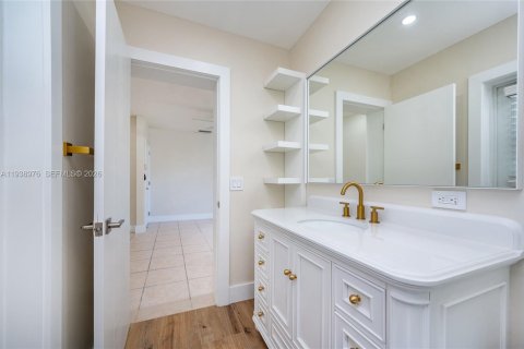 House in Miami, Florida 3 bedrooms, 130.34 sq.m. № 2002669 - photo 4