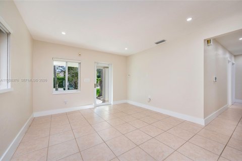 House in Miami, Florida 3 bedrooms, 130.34 sq.m. № 2002669 - photo 15