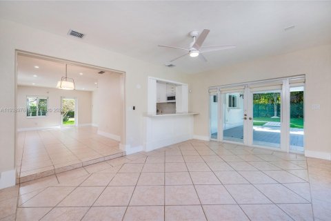 House in Miami, Florida 3 bedrooms, 130.34 sq.m. № 2002669 - photo 21