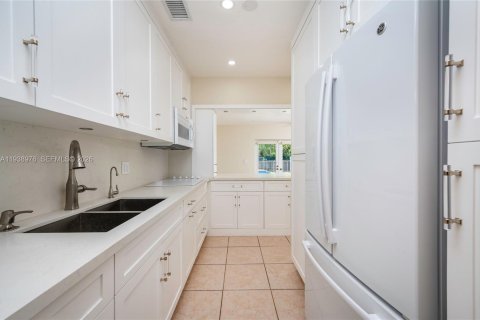 House in Miami, Florida 3 bedrooms, 130.34 sq.m. № 2002669 - photo 13