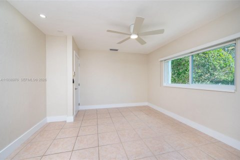 House in Miami, Florida 3 bedrooms, 130.34 sq.m. № 2002669 - photo 6