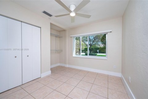 House in Miami, Florida 3 bedrooms, 130.34 sq.m. № 2002669 - photo 11