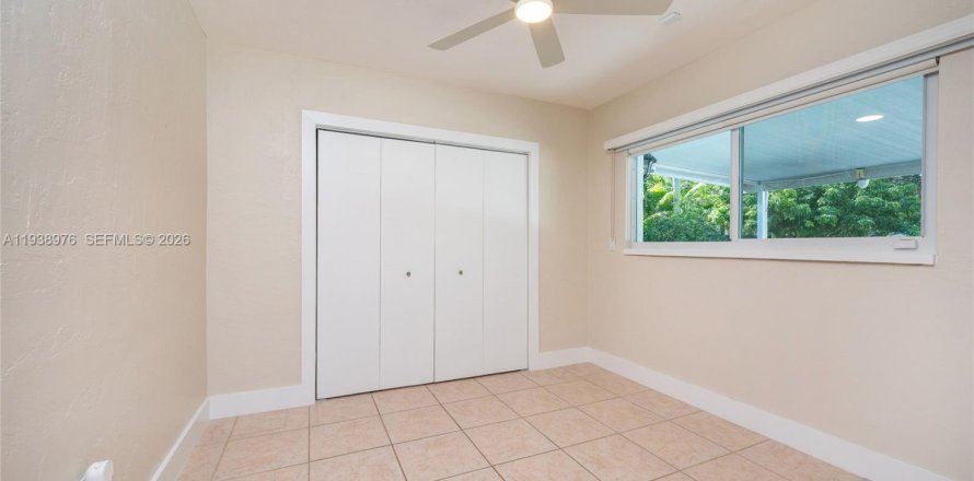 House in Miami, Florida 3 bedrooms, 130.34 sq.m. № 2002669