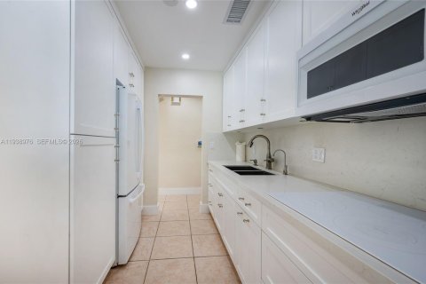 House in Miami, Florida 3 bedrooms, 130.34 sq.m. № 2002669 - photo 12