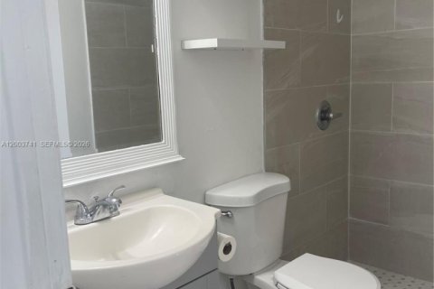 House in Hialeah, Florida 2 bedrooms, 210.24 sq.m. № 2069221 - photo 14