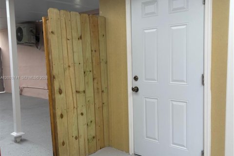 House in Hialeah, Florida 2 bedrooms, 210.24 sq.m. № 2069221 - photo 19