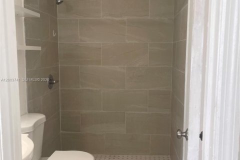 House in Hialeah, Florida 2 bedrooms, 210.24 sq.m. № 2069221 - photo 16