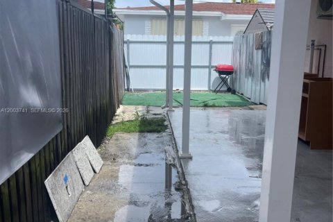 House in Hialeah, Florida 2 bedrooms, 210.24 sq.m. № 2069221 - photo 5